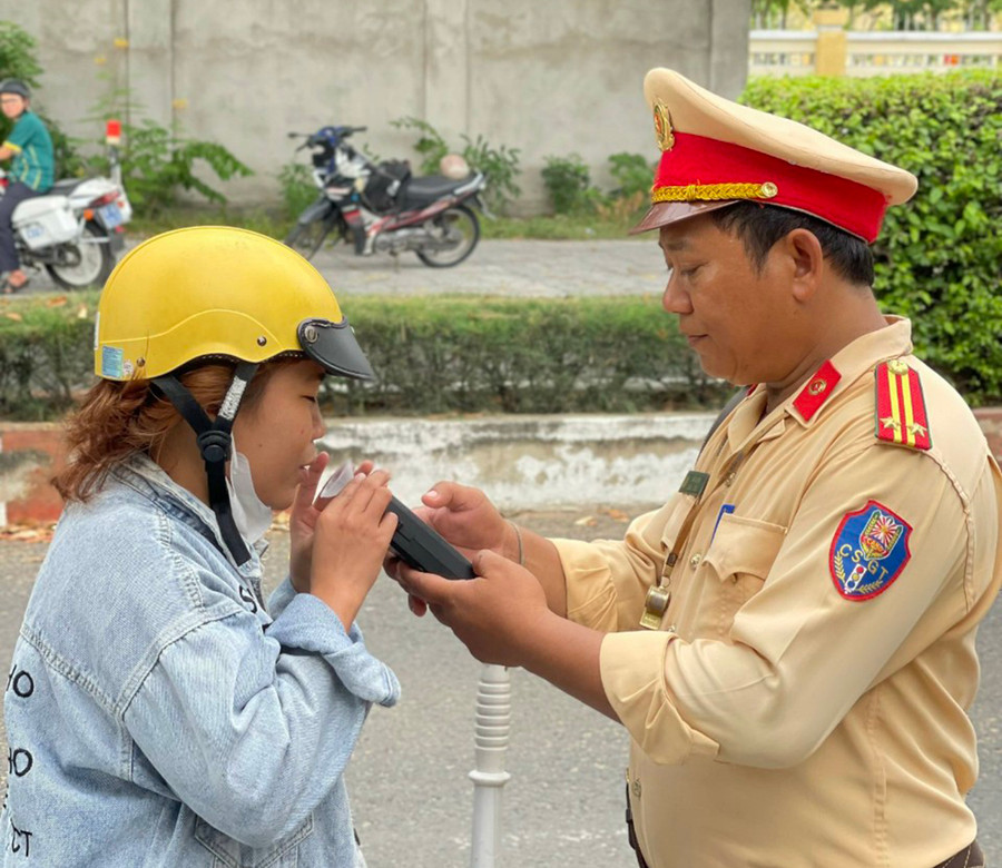 Công an huyện Krông Pa tăng cường kiểm tra nồng độ cồn trước, trong và sau kỳ nghĩ lễ. Ảnh: V.H Công an huyện Krông Pa tăng cường kiểm tra nồng độ cồn trước, trong và sau kỳ nghĩ lễ. Ảnh: V.H