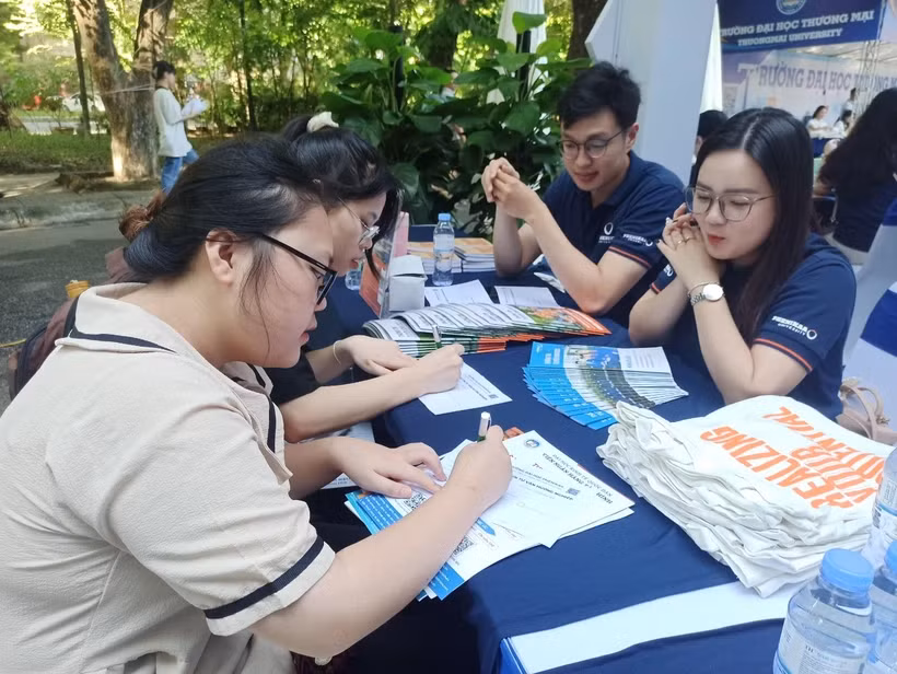 Thí sinh tìm hiểu thông tin về tuyển sinh đại học. (Ảnh: PV/Vietnam+)