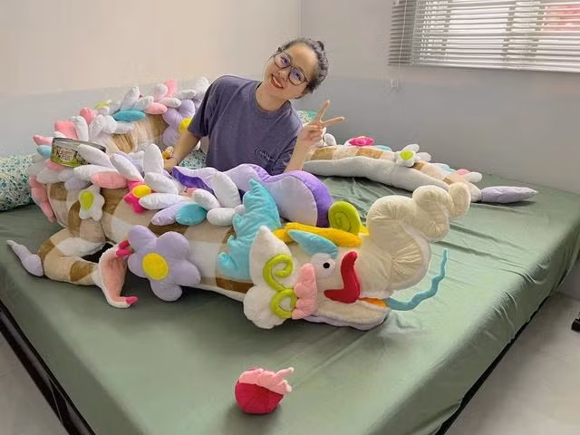 Đặng Thị Mỵ Đình sản phẩm rồng Lý, dài hơn 4 m, nặng gần 8 kg. ẢNH: DUY TÂN Đặng Thị Mỵ Đình sản phẩm rồng Lý, dài hơn 4 m, nặng gần 8 kg. ẢNH: DUY TÂN