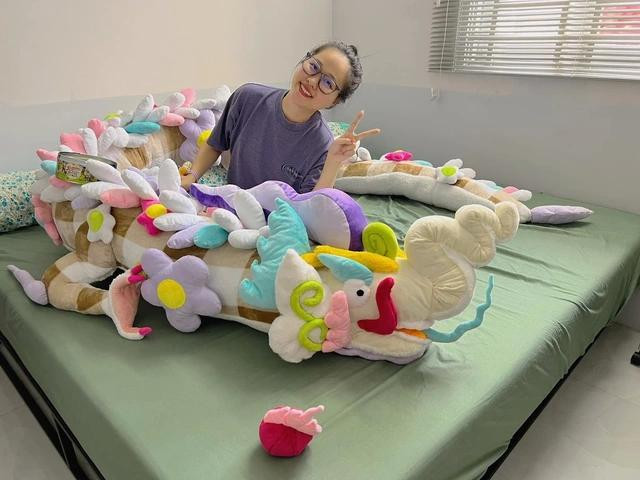 Đặng Thị Mỵ Đình sản phẩm rồng Lý, dài hơn 4 m, nặng gần 8 kg. ẢNH: DUY TÂN Đặng Thị Mỵ Đình sản phẩm rồng Lý, dài hơn 4 m, nặng gần 8 kg. ẢNH: DUY TÂN