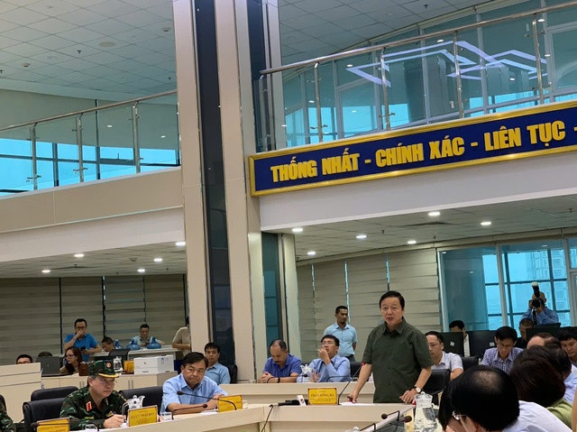 Phó Thủ tướng Trần Hồng Hà chủ trì cuộc họp tại Tổng cục Khí tượng thủy văn để nghe công tác dự báo, ứng phó bão số 3 sáng 7-9. Ảnh: Văn Duẩn