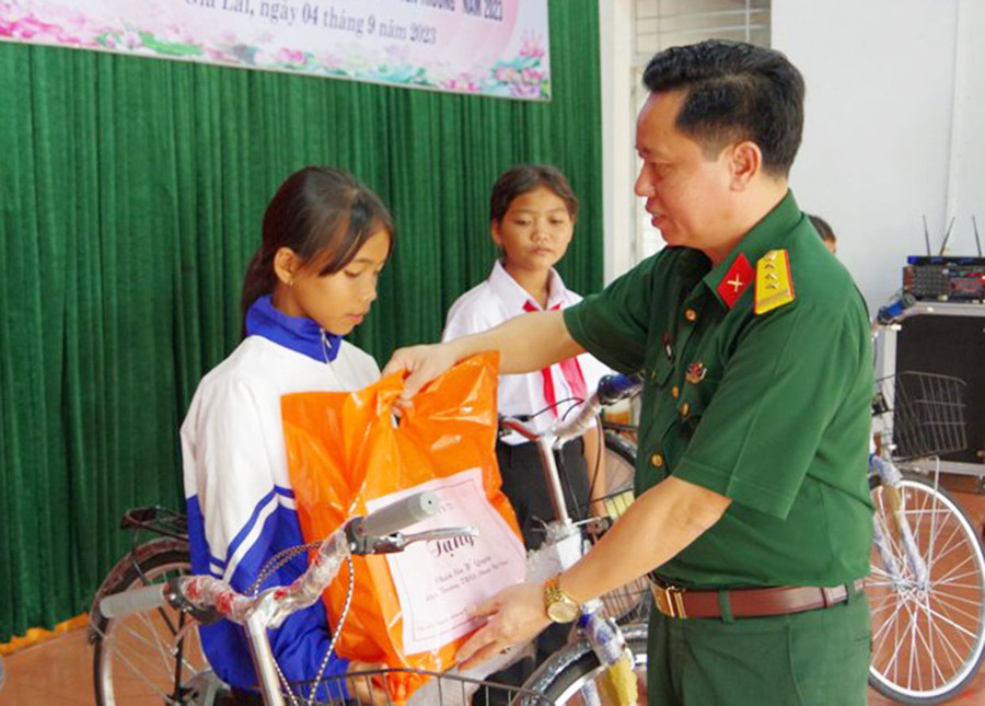 Lãnh đạo Công ty TNHH một thành viên 72 (Binh đoàn 15) trao kinh phí hỗ trợ các em học sinh. Ảnh: V.H