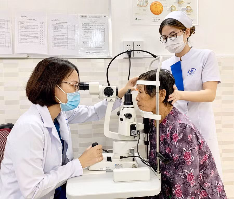 Bác sĩ khám bệnh cho người cao tuổi tại Bệnh viện Mắt Quốc tế Sài Gòn-Gia Lai. Ảnh: Như Nguyện