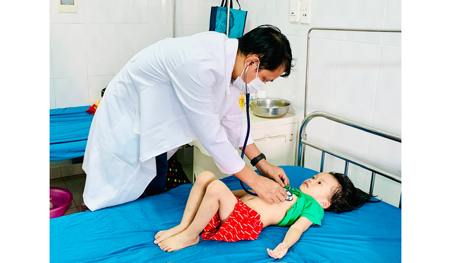 Bác sĩ Rmah Din thăm khám cho bệnh nhi. Ảnh: N.N Bác sĩ Rmah Din thăm khám cho bệnh nhi. Ảnh: N.N