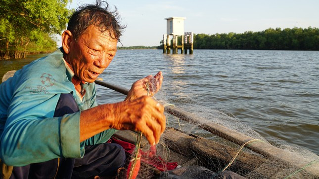 Ông Nguyễn Văn Thừa mưu sinh trên dòng Ba Lai. Ảnh: Hòa Hội