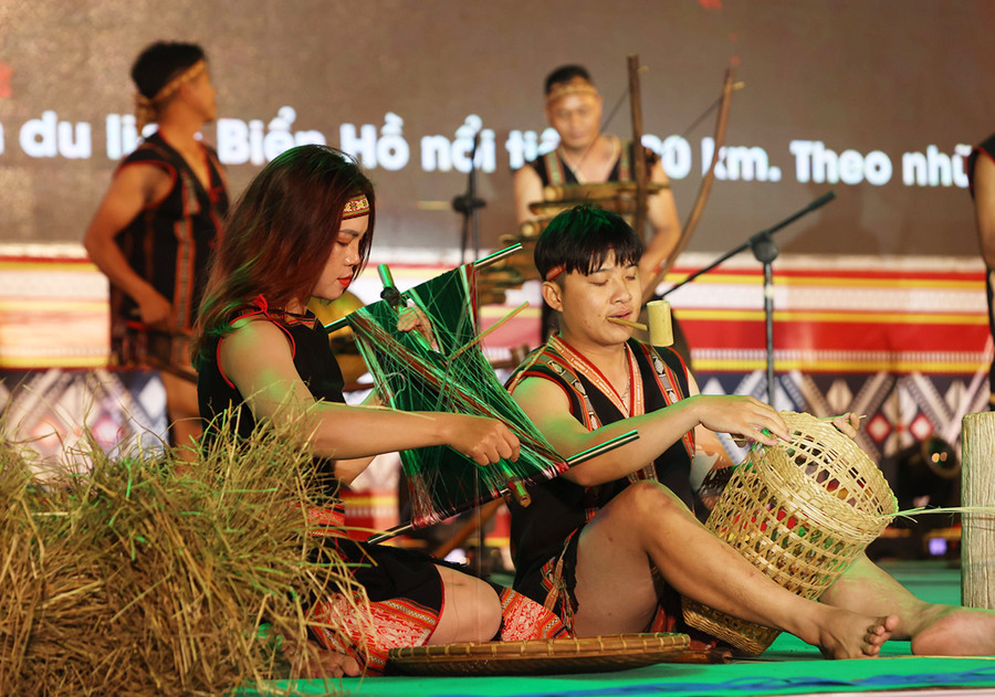 Tái hiện không gian sinh hoạt của người Tây Nguyên. Ảnh: Nguyễn Quốc Tái hiện không gian sinh hoạt của người Tây Nguyên. Ảnh: Nguyễn Quốc