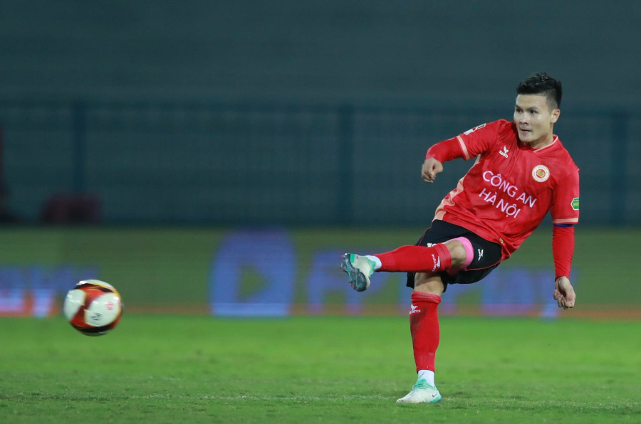 Quang Hải có bàn thắng đầu tiên ở mùa giải V-League 2023 - 2024. ẢNH: MINH TÚ