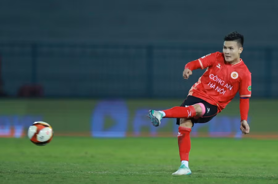 Quang Hải có bàn thắng đầu tiên ở mùa giải V-League 2023 - 2024. ẢNH: MINH TÚ