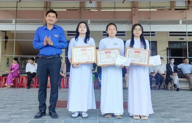 Lãnh đạo Huyện đoàn Phù Mỹ trao giấy khen cho 3 nữ sinh có nghĩa cử đẹp Lãnh đạo Huyện đoàn Phù Mỹ trao giấy khen cho 3 nữ sinh có nghĩa cử đẹp