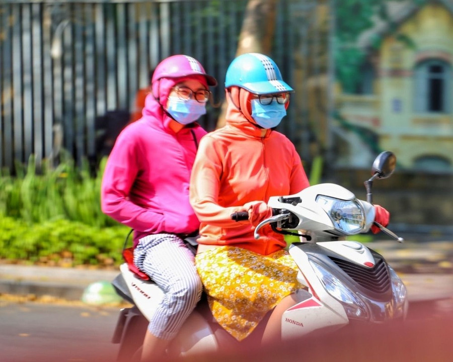 Để tránh sốc nhiệt, người ra đường luôn mặc áo chống nắng. (Ảnh: Tuấn Đức/TTXVN) Để tránh sốc nhiệt, người ra đường luôn mặc áo chống nắng. (Ảnh: Tuấn Đức/TTXVN)