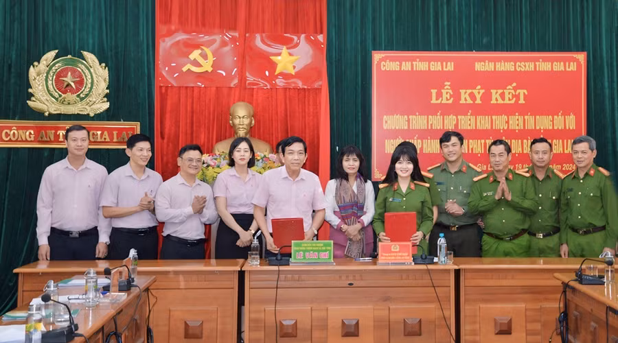 Công an tỉnh và Ngân hàng CSXH tỉnh ký kết chương trình phối hợp triển khai thực hiện tín dụng đối với người chấp hành xong án phạt tù. Ảnh: Nông Hòa