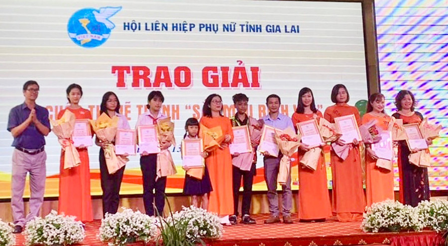 Em Lê Nguyễn Thảo Uyên (đứng thứ 3 từ trái qua) nhận giải Khuyến khích cuộc thi vẽ tranh “Sắc màu bình yên” do Hội Liên hiệp phụ nữ tỉnh Gia Lai tổ chức. Ảnh NVCC Em Lê Nguyễn Thảo Uyên (đứng thứ 3 từ trái qua) nhận giải Khuyến khích cuộc thi vẽ tranh “Sắc màu bình yên” do Hội Liên hiệp phụ nữ tỉnh Gia Lai tổ chức. Ảnh NVCC
