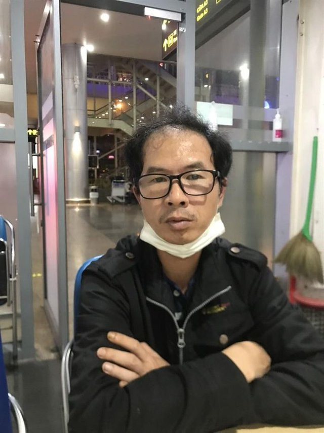 Khánh bị bắt sau khi đập kính ô tô đậu ở sân bay Đà Nẵng. Ảnh: Văn Tiến Khánh bị bắt sau khi đập kính ô tô đậu ở sân bay Đà Nẵng. Ảnh: Văn Tiến