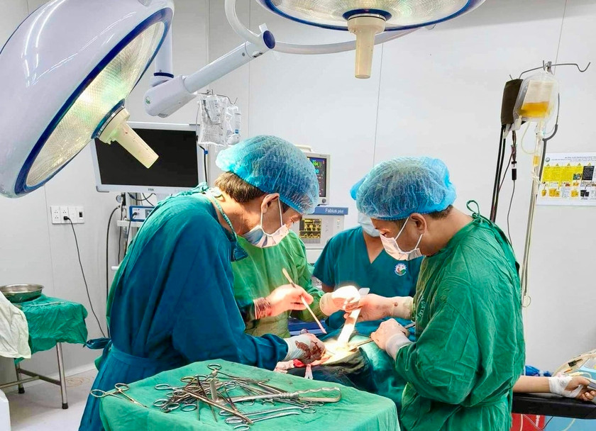 Ê kíp y-bác sĩ Bệnh viện Nhi tỉnh Gia Lai thực hiện ca phẫu thuật cứu sống bệnh nhi bị sốc mất máu, vỡ lách do tai nạn giao thông ngày 13-2-2024 (ảnh đơn vị cung cấp).