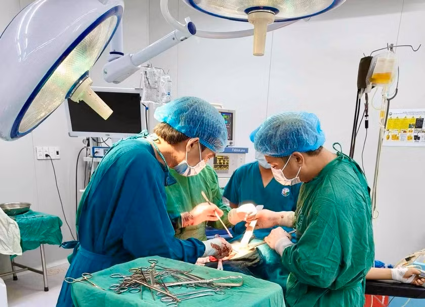 Ê kíp y-bác sĩ Bệnh viện Nhi tỉnh Gia Lai thực hiện ca phẫu thuật cứu sống bệnh nhi bị sốc mất máu, vỡ lách do tai nạn giao thông ngày 13-2-2024 (ảnh đơn vị cung cấp).