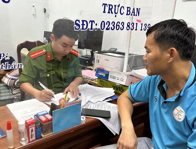 Ông Hoàng Văn Quân trình báo vụ việc đến cơ quan công an Ông Hoàng Văn Quân trình báo vụ việc đến cơ quan công an