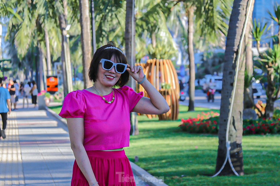 Chị Nguyễn Sông Ngân, trú quận Cẩm Lệ biết đến đường hoa ven biển nhờ các trang mạng xã hội nên đã rủ các chị em cùng đi tham quan, chụp hình. Chị tự hào vì Đà Nẵng càng ngày càng phát triển và đổi mới. Chị Nguyễn Sông Ngân, trú quận Cẩm Lệ biết đến đường hoa ven biển nhờ các trang mạng xã hội nên đã rủ các chị em cùng đi tham quan, chụp hình. Chị tự hào vì Đà Nẵng càng ngày càng phát triển và đổi mới.