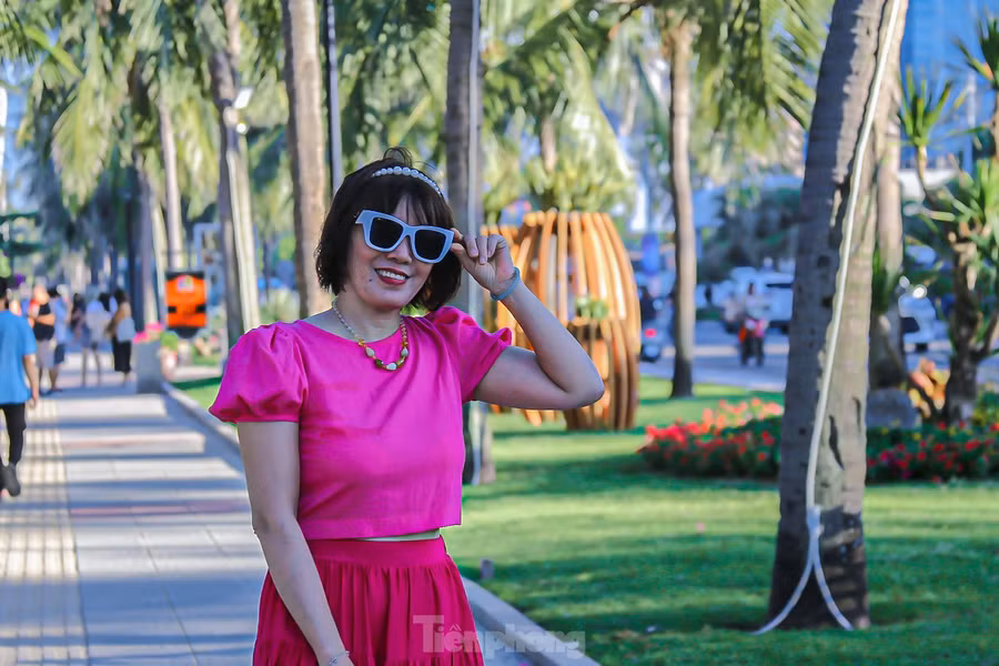 Chị Nguyễn Sông Ngân, trú quận Cẩm Lệ biết đến đường hoa ven biển nhờ các trang mạng xã hội nên đã rủ các chị em cùng đi tham quan, chụp hình. Chị tự hào vì Đà Nẵng càng ngày càng phát triển và đổi mới.