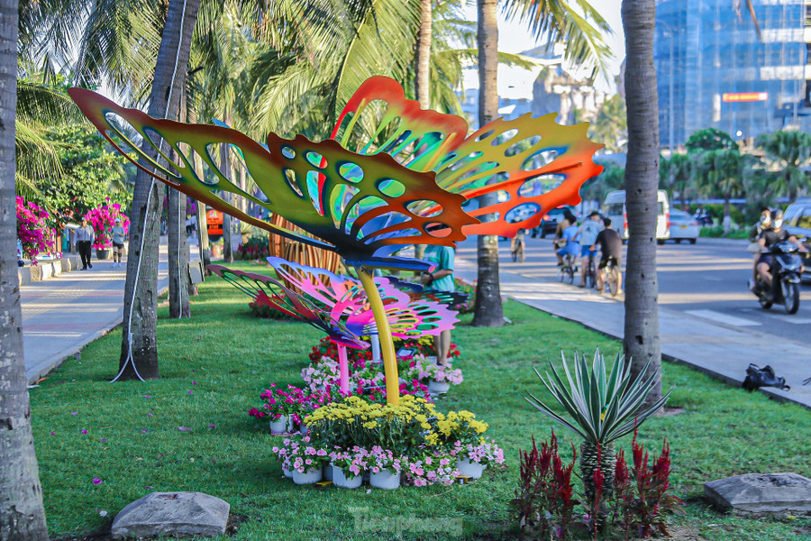 Đường hoa trưng bày các tác phẩm nghệ thuật, cụm trang trí hoa lấy cảm hứng từ các loài hoa rực rỡ sắc màu nhiệt đới được bố trí theo nghệ thuật sắp đặt và hiệu ứng điện chiếu sáng. Đường hoa trưng bày các tác phẩm nghệ thuật, cụm trang trí hoa lấy cảm hứng từ các loài hoa rực rỡ sắc màu nhiệt đới được bố trí theo nghệ thuật sắp đặt và hiệu ứng điện chiếu sáng.