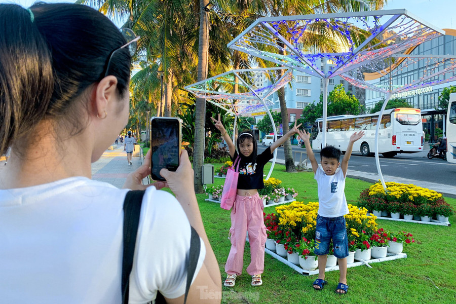 Các em nhỏ thích thú khi được chụp hình. Các em nhỏ thích thú khi được chụp hình.