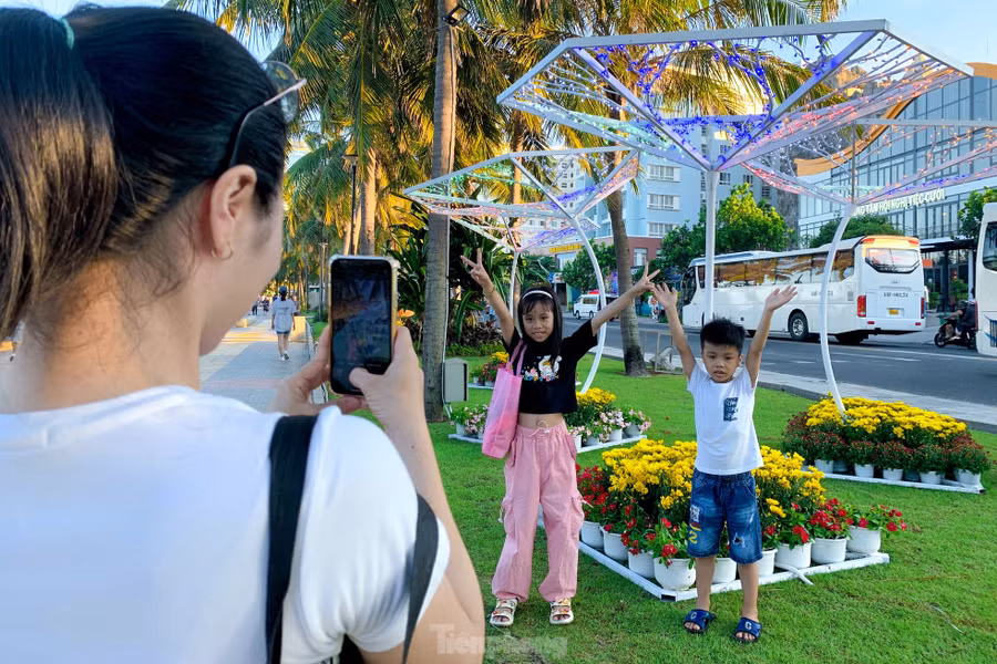 Các em nhỏ thích thú khi được chụp hình.