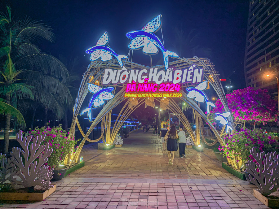 Ông Nguyễn Đức Vũ, Trưởng Ban quản lý bán đảo Sơn Trà và các bãi biển Đà Nẵng cho biết đường hoa biển Đà Nẵng 2024 làm cho không gian biển Đà Nẵng có thêm nhiều sắc màu. Với các cụm mô hình trang trí hoa lá màu được lấy cảm hứng từ sinh vật biển và các loài hoa miền nhiệt đới, được bố trí theo nghệ thuật sắp đặt và hiệu ứng điện chiếu sáng dọc tuyến đường biển, đây sẽ tạo nên những điểm nhấn đẹp, độc đáo, đáp ứng nhu cầu vui chơi giải trí, check-in ngày càng tăng của du khách. Ông Nguyễn Đức Vũ, Trưởng Ban quản lý bán đảo Sơn Trà và các bãi biển Đà Nẵng cho biết đường hoa biển Đà Nẵng 2024 làm cho không gian biển Đà Nẵng có thêm nhiều sắc màu. Với các cụm mô hình trang trí hoa lá màu được lấy cảm hứng từ sinh vật biển và các loài hoa miền nhiệt đới, được bố trí theo nghệ thuật sắp đặt và hiệu ứng điện chiếu sáng dọc tuyến đường biển, đây sẽ tạo nên những điểm nhấn đẹp, độc đáo, đáp ứng nhu cầu vui chơi giải trí, check-in ngày càng tăng của du khách.