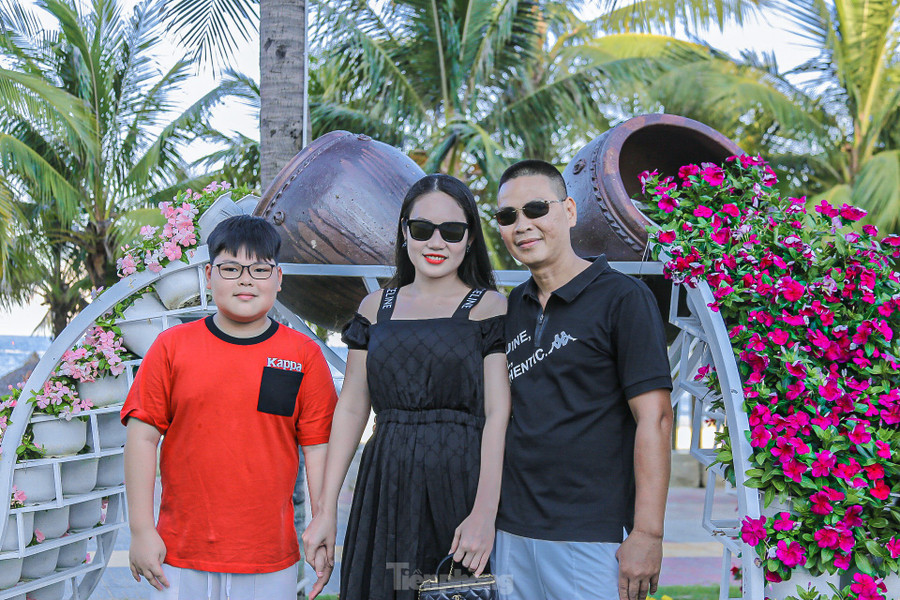 Anh Nguyễn Văn Long, du khách đến từ Hà Nội, cho biết đây là lần thứ hai anh đến với Đà Nẵng và rất thích không khí trong lành ở đây. "Tôi thích nhất khi đến Đà Nẵng là đi dạo và tắm biển vào mỗi buổi chiều, các bãi biển ở đây rất đẹp. Lần này vào có thêm đường hoa được trang trí cạnh bãi biển khác lạ và đẹp mắt. Gia đình tôi đã chụp nhiều ảnh để làm kỷ niệm trước khi kết thúc chuyến du lịch hè này", anh Long chia sẻ. Anh Nguyễn Văn Long, du khách đến từ Hà Nội, cho biết đây là lần thứ hai anh đến với Đà Nẵng và rất thích không khí trong lành ở đây. "Tôi thích nhất khi đến Đà Nẵng là đi dạo và tắm biển vào mỗi buổi chiều, các bãi biển ở đây rất đẹp. Lần này vào có thêm đường hoa được trang trí cạnh bãi biển khác lạ và đẹp mắt. Gia đình tôi đã chụp nhiều ảnh để làm kỷ niệm trước khi kết thúc chuyến du lịch hè này", anh Long chia sẻ.