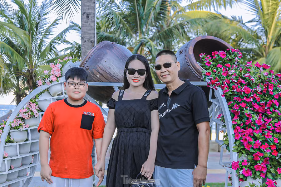 Anh Nguyễn Văn Long, du khách đến từ Hà Nội, cho biết đây là lần thứ hai anh đến với Đà Nẵng và rất thích không khí trong lành ở đây. "Tôi thích nhất khi đến Đà Nẵng là đi dạo và tắm biển vào mỗi buổi chiều, các bãi biển ở đây rất đẹp. Lần này vào có thêm đường hoa được trang trí cạnh bãi biển khác lạ và đẹp mắt. Gia đình tôi đã chụp nhiều ảnh để làm kỷ niệm trước khi kết thúc chuyến du lịch hè này", anh Long chia sẻ.