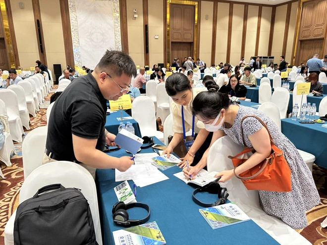 Doanh nghiệp Việt Nam và Trung Quốc tìm hiểu cơ hội hợp tác bên lề hội chợ kết nối doanh nghiệp giữa hai nước. (Ảnh: Đức Duy/Vietnam+)