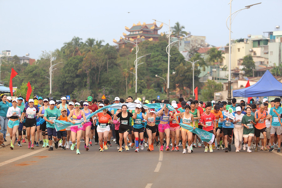 Hàng trăm người đã tham gia chương trình BIDV Run &quot;Cho cuộc sống xanh&quot; để gây quỹ. Ảnh: Lê Văn Ngọc