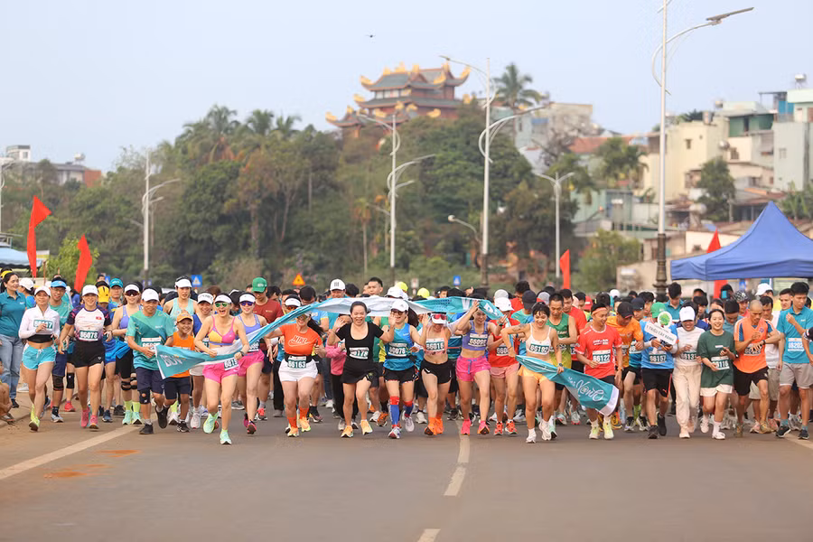 Hàng trăm người đã tham gia chương trình BIDV Run "Cho cuộc sống xanh" để gây quỹ. Ảnh: Lê Văn Ngọc