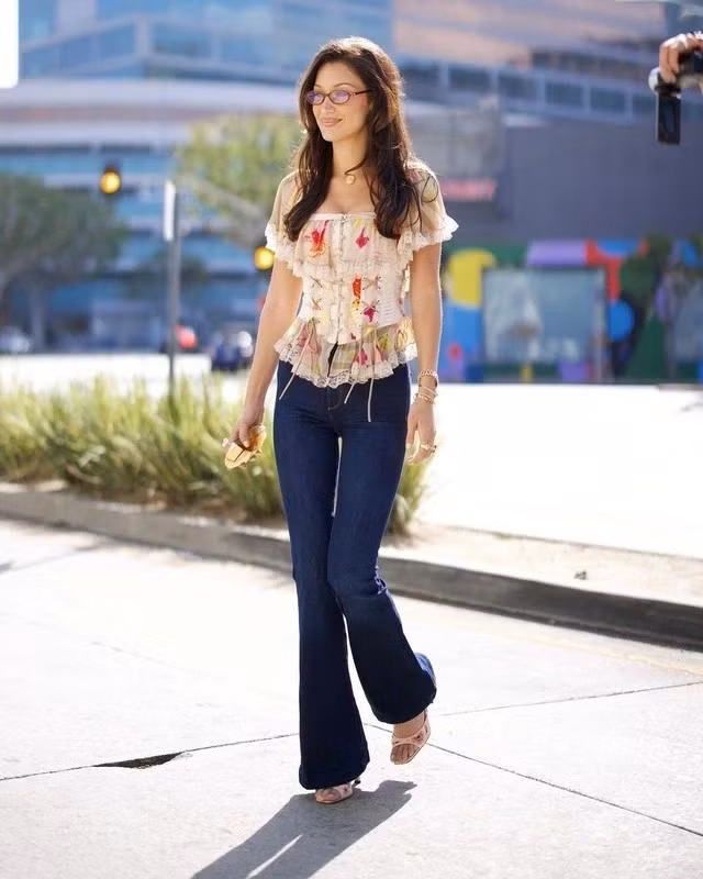 Bella Hadid diện quần jeans loe đi khắp nơi vào mùa này góp phần đưa chúng trở lại trên bản đồ xu hướng
