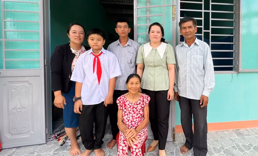 Bà Trần Thị Thanh (người ngồi, thôn An Xuân 1) vui mừng khi có nhà ở mới. Ảnh: Đ.Y