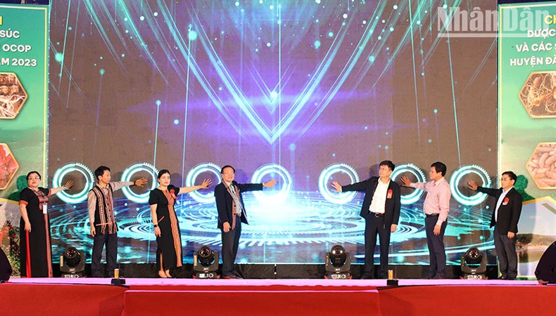 Các đại biểu nhấn nút khai mạc Chợ phiên. Các đại biểu nhấn nút khai mạc Chợ phiên.