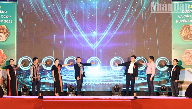 Các đại biểu nhấn nút khai mạc Chợ phiên.