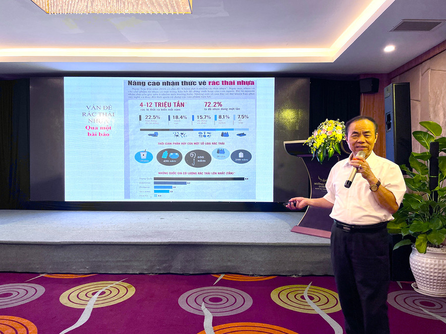 TS. Trần Bá Dung nêu một vài số liệu thống kê về RTN trên một bài báo. Ảnh: LN