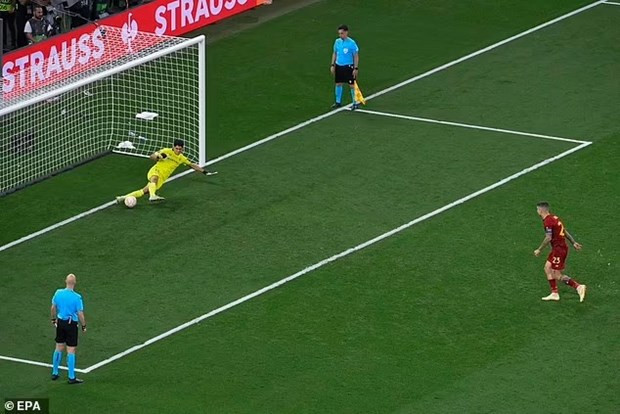 Gianluca Mancini sút hỏng ở loạt luân lưu. (Nguồn: EPA)