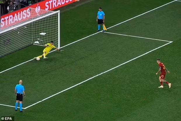 Gianluca Mancini sút hỏng ở loạt luân lưu. (Nguồn: EPA)