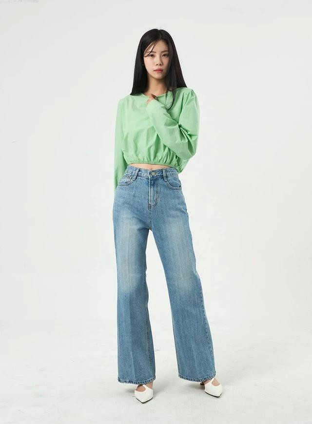 Nếu muốn cuộc sống theo rực rỡ và đa sắc màu hãy thử với những trang phục có màu xanh mint nhưng kèm theo họa tiết. Màu xanh mint hài hòa với nhiều loại họa tiết khác nhau như hoa lá, kẻ ca rô, chấm bi...