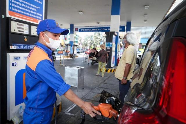 Giá xăng trong nước sắp có đợt giảm giá mạnh. Ảnh NHẬT THỊNH Giá xăng trong nước sắp có đợt giảm giá mạnh. Ảnh NHẬT THỊNH