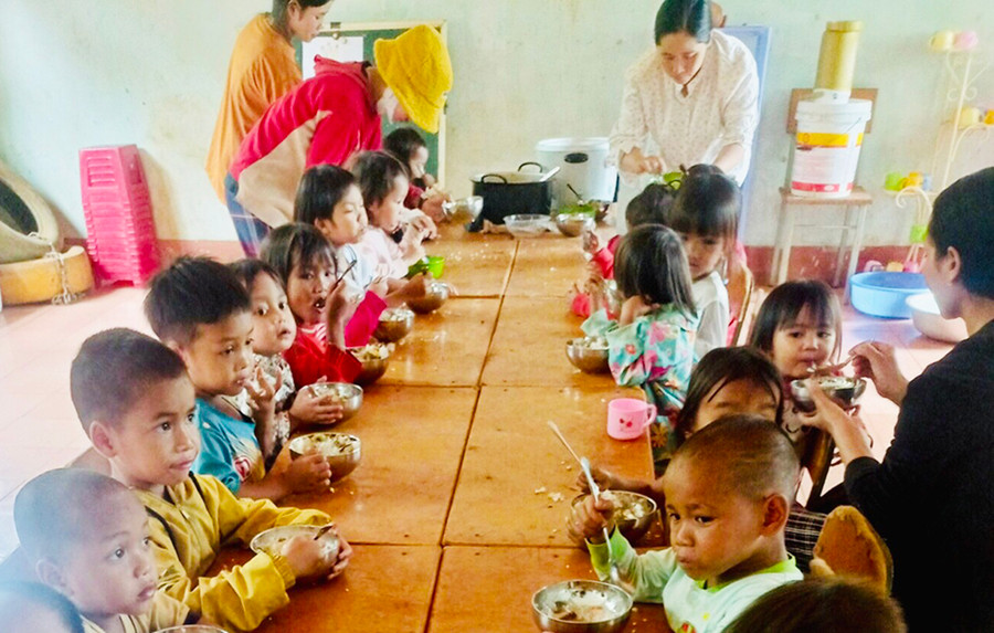 Ở làng xa, còn nhiều khó khăn, mà có được lớp học mầm non bán trú dân nuôi là điều đáng quý, đáng trân trọng. Ảnh: Bích Hà