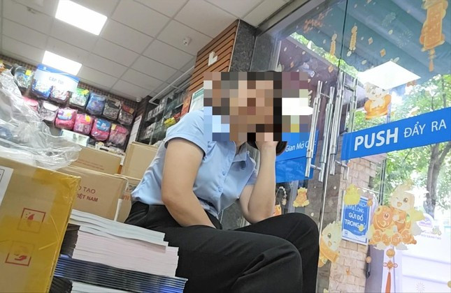 Nhân viên được cho là của Nhà xuất bản Giáo dục trao đổi về “hoa hồng” sách giáo khoa. Nhân viên được cho là của Nhà xuất bản Giáo dục trao đổi về “hoa hồng” sách giáo khoa.