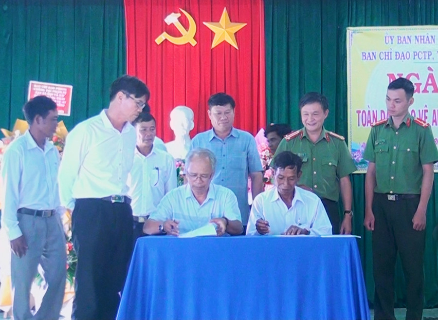 Các thôn, làng ký cam kết giao ước thi đua đẩy mạnh phong trào toàn dân bảo vệ ANTQ. Ảnh: Thuý Ngọ Các thôn, làng ký cam kết giao ước thi đua đẩy mạnh phong trào toàn dân bảo vệ ANTQ. Ảnh: Thuý Ngọ