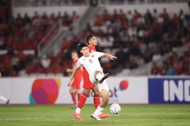 Nhâm Mạnh Dũng cũng tự tin trong lần đầu đá chính.