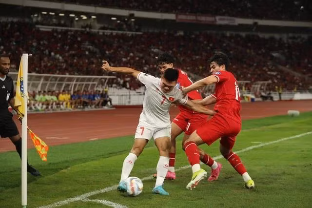 Xuân Mạnh có nhiều tình huống leo biên trong hiệp 1.