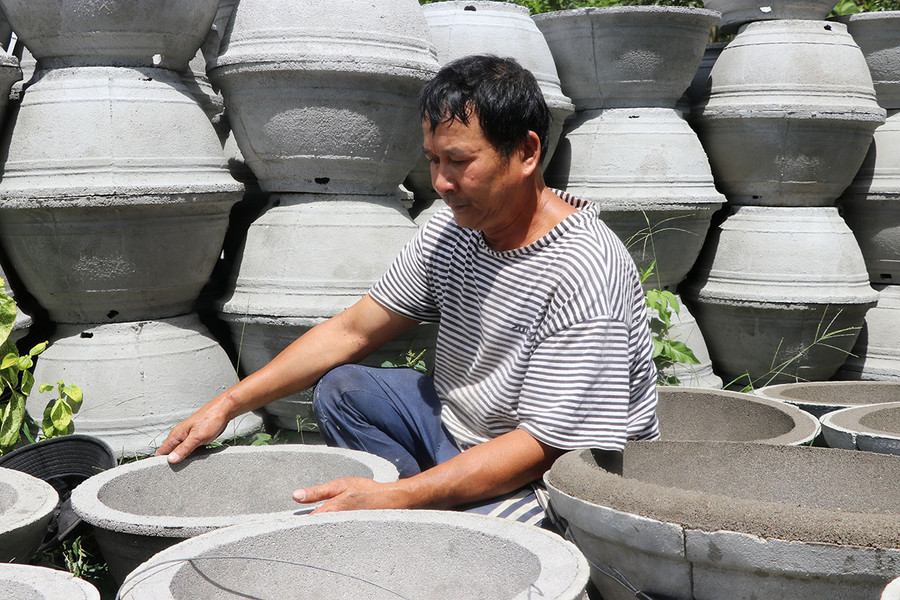 Gia đình ông Nguyễn Văn Tâm (tổ 4, phường Ngô Mây, thị xã An Khê) có thu nhập hơn 100 triệu đồng năm từ nghề đúc chậu cảnh. Ảnh: Ngọc Minh Gia đình ông Nguyễn Văn Tâm (tổ 4, phường Ngô Mây, thị xã An Khê) có thu nhập hơn 100 triệu đồng năm từ nghề đúc chậu cảnh. Ảnh: Ngọc Minh