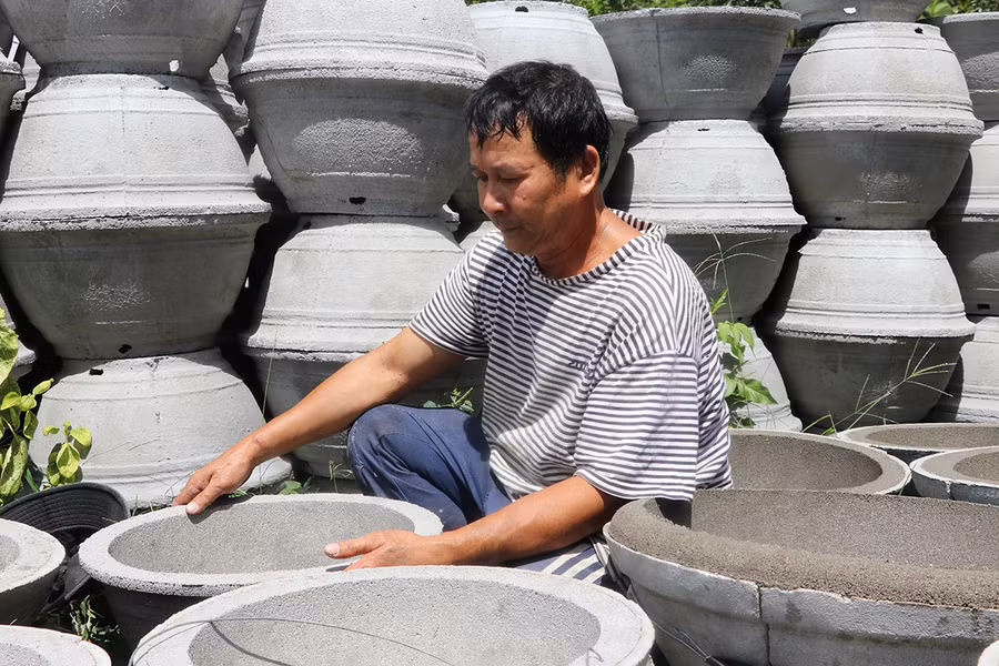 Gia đình ông Nguyễn Văn Tâm (tổ 4, phường Ngô Mây, thị xã An Khê) có thu nhập hơn 100 triệu đồng năm từ nghề đúc chậu cảnh. Ảnh: Ngọc Minh