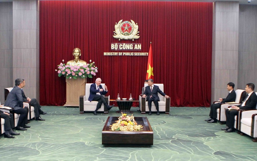 Đại tướng Tô Lâm, Ủy viên Bộ Chính trị, Bộ trưởng Bộ Công an tiếp Giáo sư Thomas J. Vallely, Cố vấn cấp cao của Trường Harvard Kennedy, Hoa Kỳ. (Ảnh: Phạm Kiên/TTXVN) Đại tướng Tô Lâm, Ủy viên Bộ Chính trị, Bộ trưởng Bộ Công an tiếp Giáo sư Thomas J. Vallely, Cố vấn cấp cao của Trường Harvard Kennedy, Hoa Kỳ. (Ảnh: Phạm Kiên/TTXVN)