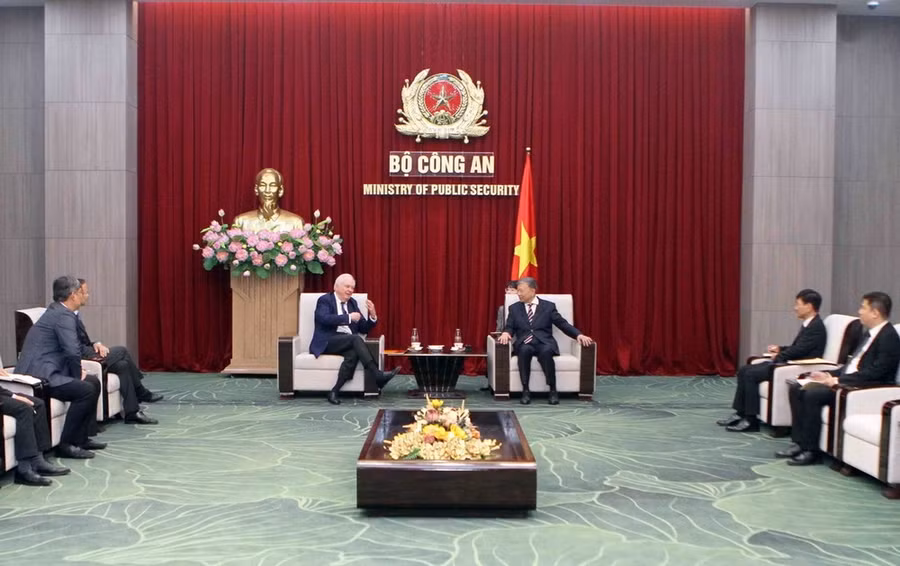 Đại tướng Tô Lâm, Ủy viên Bộ Chính trị, Bộ trưởng Bộ Công an tiếp Giáo sư Thomas J. Vallely, Cố vấn cấp cao của Trường Harvard Kennedy, Hoa Kỳ. (Ảnh: Phạm Kiên/TTXVN)