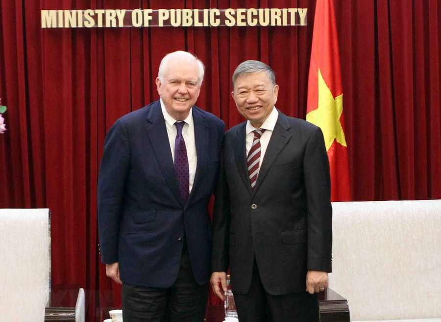 Đại tướng Tô Lâm, Bộ trưởng Bộ Công an tiếp Giáo sư Thomas J. Vallely, Cố vấn cấp cao của trường Harvard Kennedy thuộc Đại học Harvard. (Ảnh: Phạm Kiên/TTXVN) Đại tướng Tô Lâm, Bộ trưởng Bộ Công an tiếp Giáo sư Thomas J. Vallely, Cố vấn cấp cao của trường Harvard Kennedy thuộc Đại học Harvard. (Ảnh: Phạm Kiên/TTXVN)